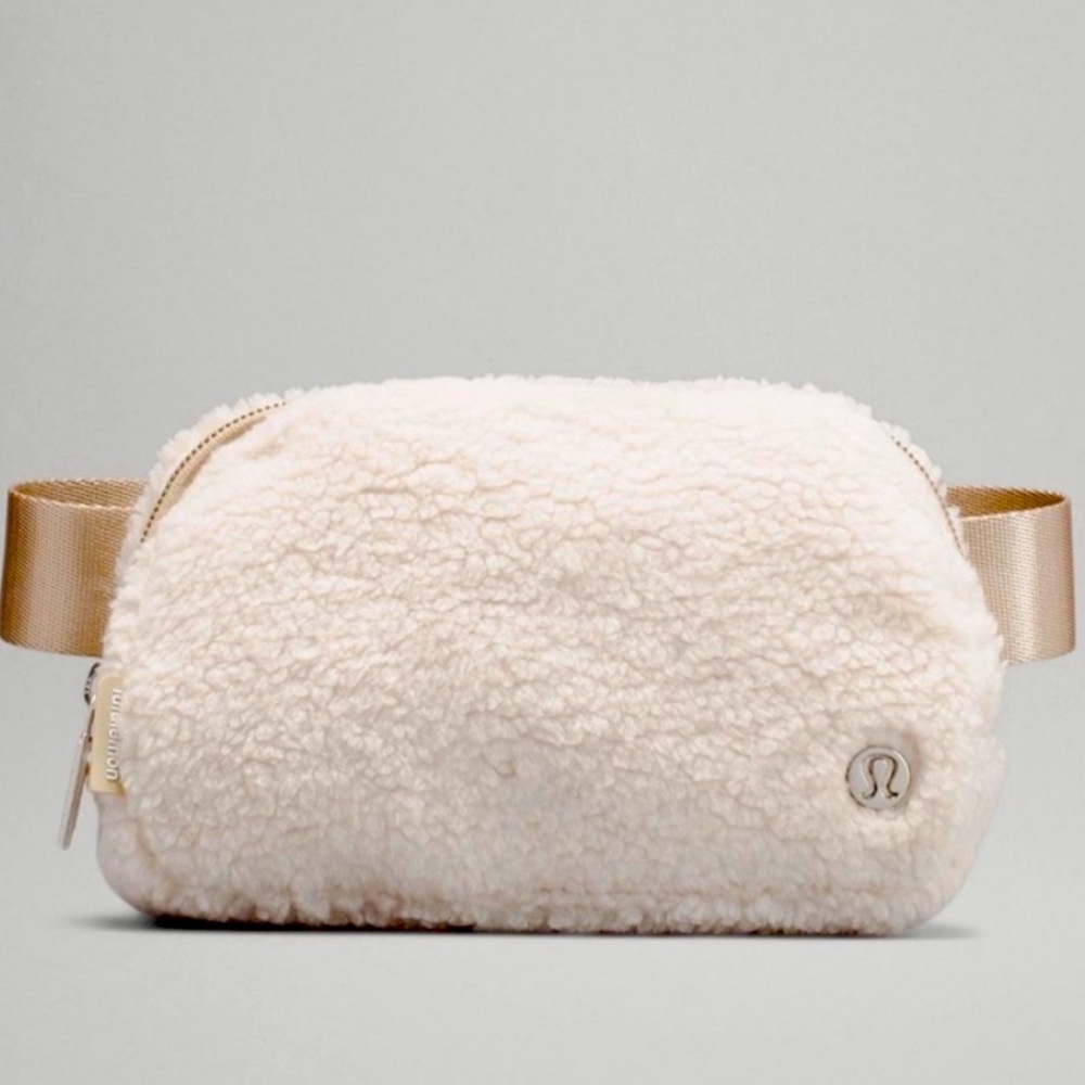 NWT fleece everywhere belt bag